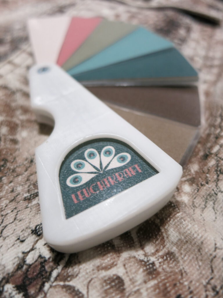 Handgefertigter Farbfächer mit Eigenfarben nach psychologischer Farbberatung in Weinheim